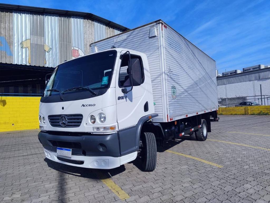 Caminhão Baú Mercedes-Benz Accelo da JP Fretes e Mudanças