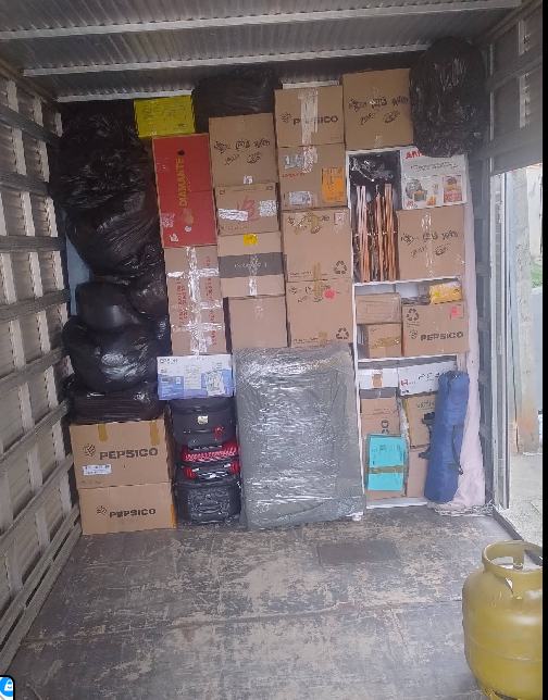 Mudança organizada com caixas arrumadas no baú do caminhão