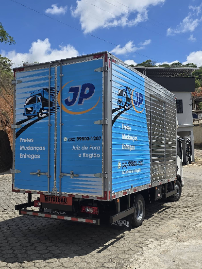Caminhão da JP Fretes e Mudanças com identidade visual