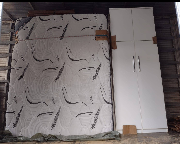 Guarda-roupa e colchão amarrados de forma segura dentro do caminhão